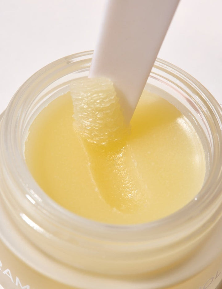 Deze herstellende, natuurlijke lipbehandeling combineert exfoliërende AHA’s met collageenversterkend bakuchiol en essentiële vetzuren uit cactusvijg. Het resultaat: vollere, gevoede lippen met een jeugdige glans.